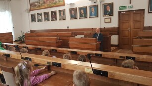 dzieci rozmawiają z przewodniczącym rady miasta Lublin Panem Leszkiem Daniewskim