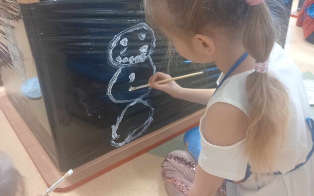 Dziewczynka maluje na folii