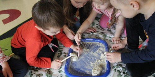 Dzieci wyszukują skamieliny