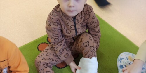 chłopiec bandażuje nogę