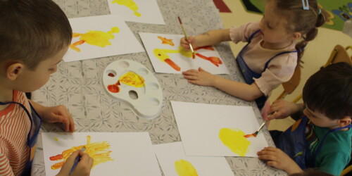 dzieci malują farbami kaczuszki
