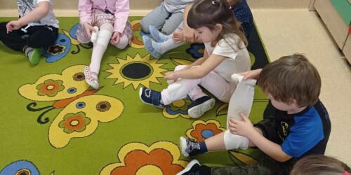 dzieci uczą się bandażować nogę