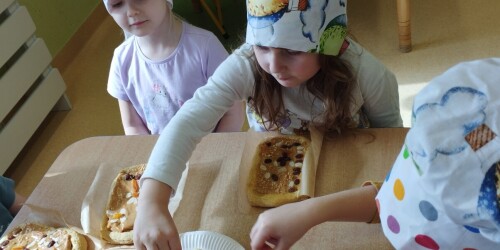 Dzieci biorą składniki na ciasto