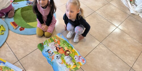 dziewczynki układają puzzle