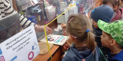 dziewczynka kupuje książkę w sklepie